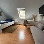 Twenge Retreat - Haus Naehe Stadt Und Flughafen Mit Garten, 3 Zimmer, Tv, Kueche, Bad Und Netflix