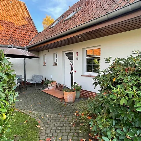 Twenge Retreat - Haus Naehe Stadt Und Flughafen Mit Garten, 3 Zimmer, Tv, Kueche, Bad Und Netflix Nyaraló *