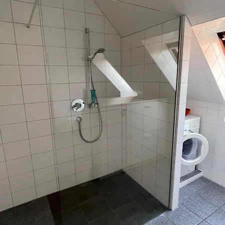Twenge Retreat - Haus Naehe Stadt Und Flughafen Mit Garten, 3 Zimmer, Tv, Kueche, Bad Und Netflix Altenhorst